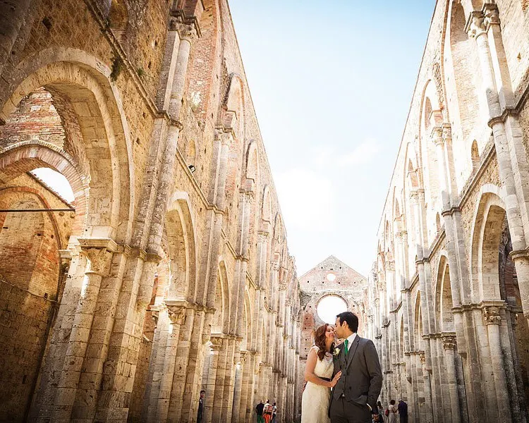 Elopements and small weddings Couple at the roofless San Galgano Abbey, wedding in Tuscany